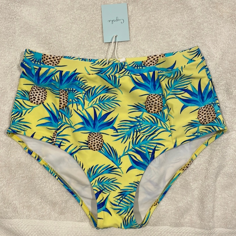 Cupshe bathing suit bottom. Size Medium. New with tags.